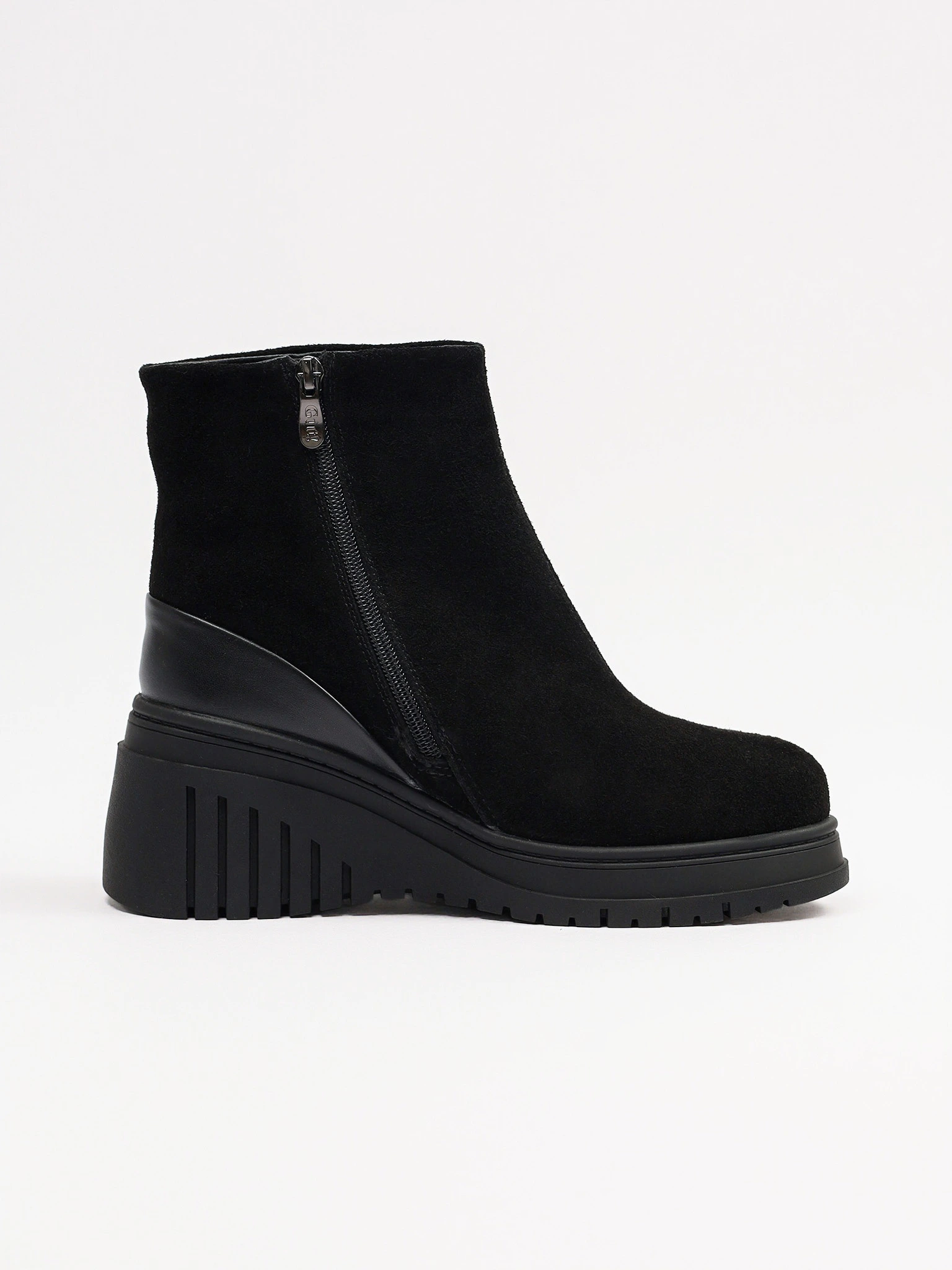 Ботинки черного цвета на высокой танкетке